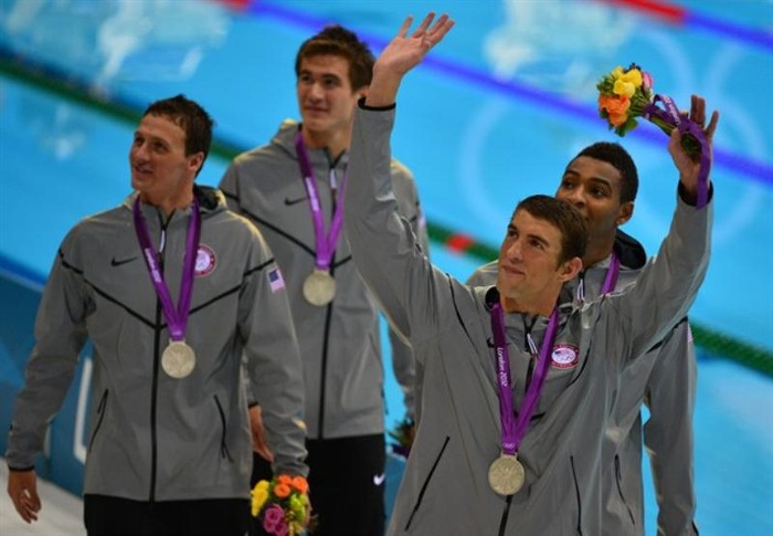 Tại London, Phelps và đồng đội giành huy chương Bạc ở nội dung 4x100m tiếp sức tự do.
